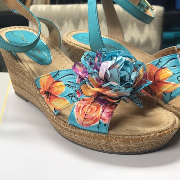 NWOT platform sandals - Picture 2 of 3